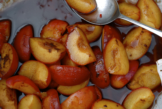 cinnamon_baked_plums_tray
